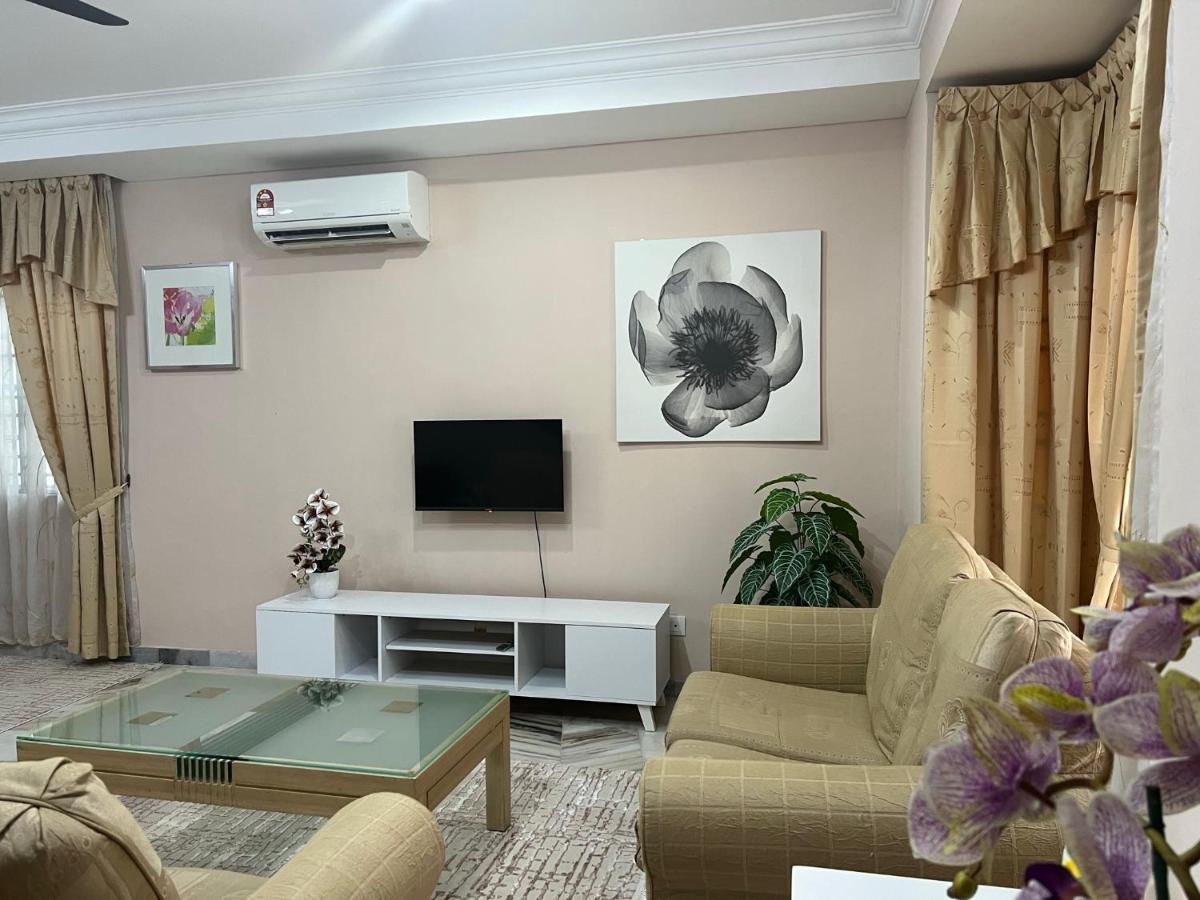 D'Lestari Homestay Seri Kembangan Exterior foto